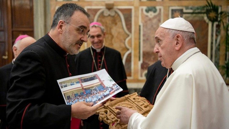 Mons. Segundo Tejado Munoz con papa Francesco (archivio)
