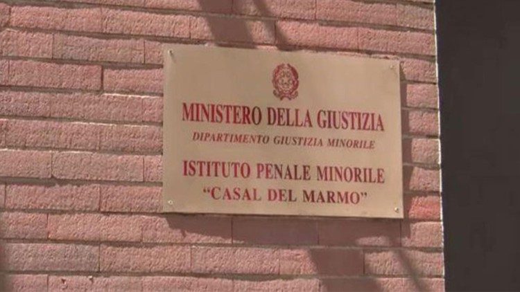 Targa all'ingresso dell'istituto di pena minorile Casal del Marmo a Roma (archivio)