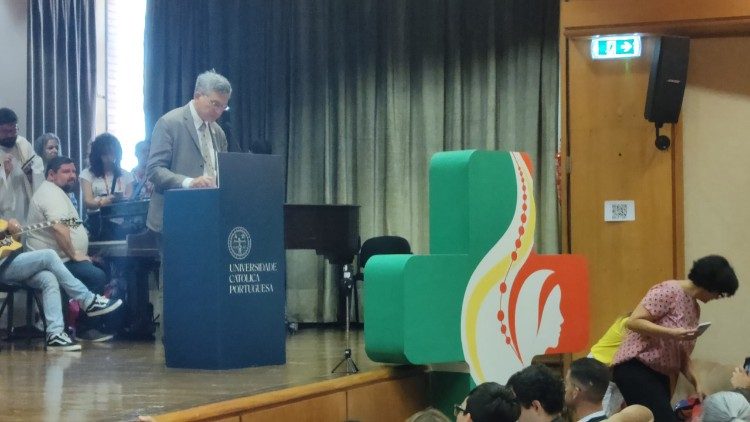 Prefecto del Dicasterio de la Comunicación, Paolo Ruffini, saluda los Misioneros Digitales. 