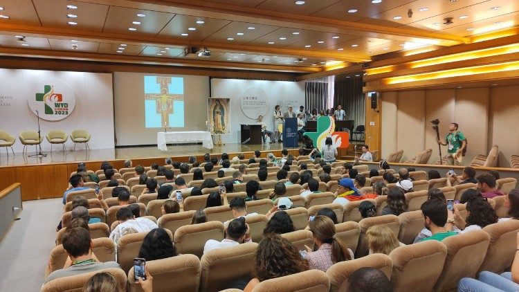 Auditorio de la Universidad Católica Portuguesa recibe a los Misioneros Digitales.  