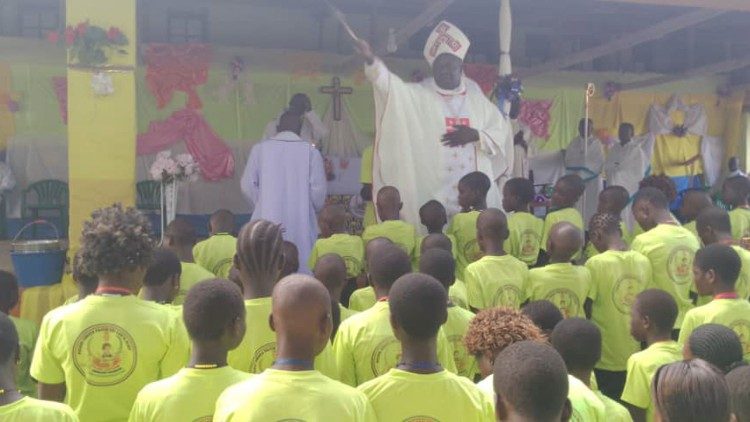 Mgr Sosthène Ayikuli bénissant des jeunes de Mahagi-Nioka, lors de la messe de clôture des Journées Diocésaines des Jeunes (JDJ), le 30 juillet 2023