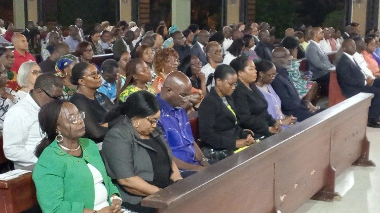 Participants(es) à la messe célébrée pour des élections apaisées en Côte d'Ivoire.