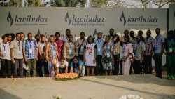 Jovens em visita ao Memorial do Genocídio, em Kigali, no Ruanda. 