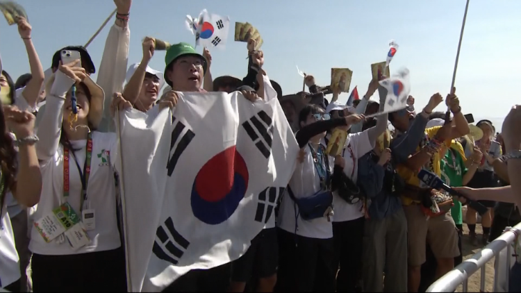교황이 차기 세계청년대회 개최지를 발표하자 한국 젊은이들이 기뻐하고 있다.