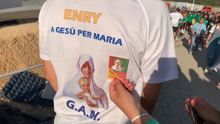 La maglietta di Enrico, impegnato nella Gioventù Ardente Mariana, e l'immaginetta di Maria che hanno distribuito a tantissimi giovani pellegrini