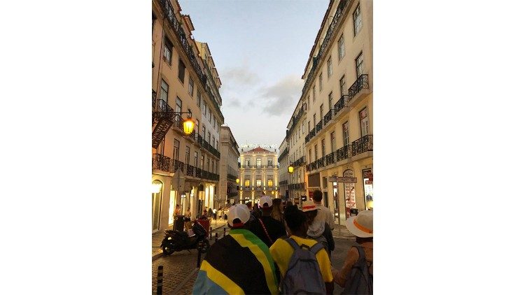 Die Gruppe mit der Tansania-Flagge in den Straßen Lissabons