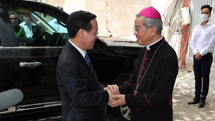 Президентът на Виетнам с архиепископ Нгуен Нанг