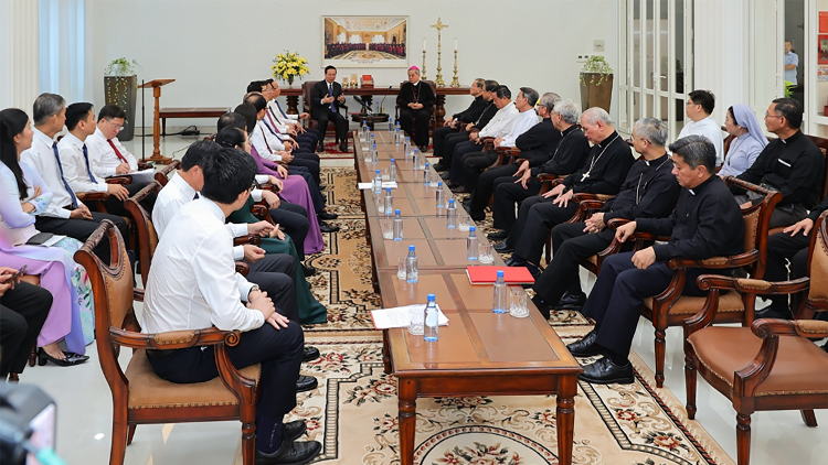 Photo de la rencontre entre le président vietnamien et la Conférence épiscopale du pays. 