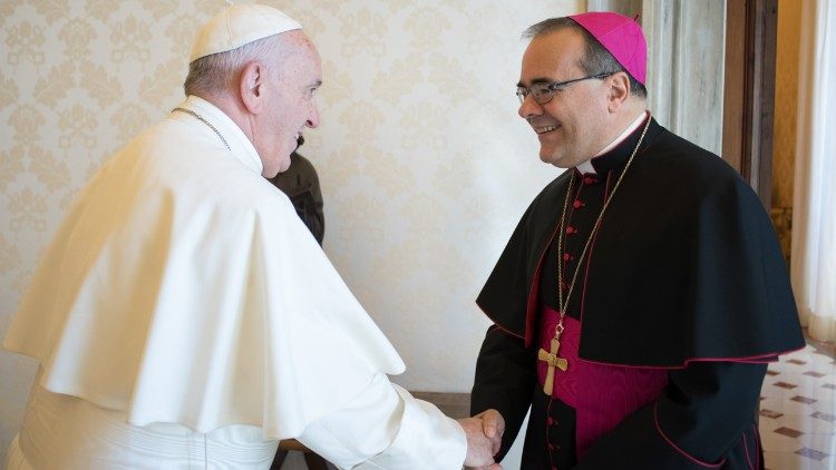 Papa Francesco con monsignor Antonio Guido Filipazzi
