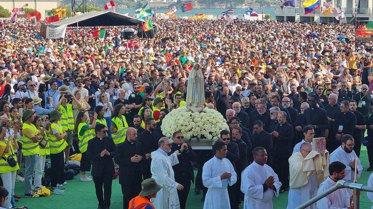 La processione dei sacerdoti con l'immagine della Madonna di Fatima