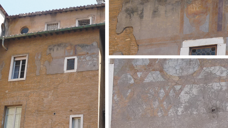 fragments de peinture encore visibles dans la cour des perroquets