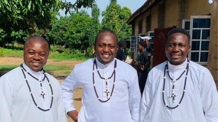 Le P. Pam, M.Afr. Supérieur provincial Ghana-Nigeria (au milieu), P. Dago (à gauche) et le séminariste Mahinini (à droite)