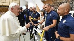  Papež Frančišek in kolesarska ekipa Vatikanske atletike med splošno avdienco v sredo, 9. avgusta 2023