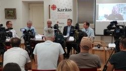 Tiskovna konferenca o pomoči Slovenske Karitas prizadetim v poplavah.