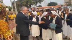 Přivítání kardinála Parolina v Angole