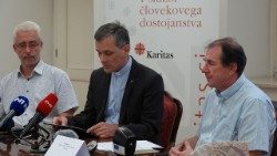 Nagovor škofa Andreja Sajeta, predsednika SŠK med tiskovno konferenco Slovenske Karitas o pomoči prizadetim v poplavah.