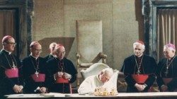Szent II. János Pál pápa 1983-ban jóváhagyja az új egyházi törvénykönyvet     