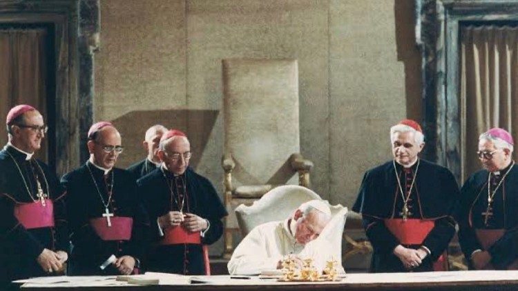 A assinatura por parte de Jão Paulo II do Código de Direito Canônico