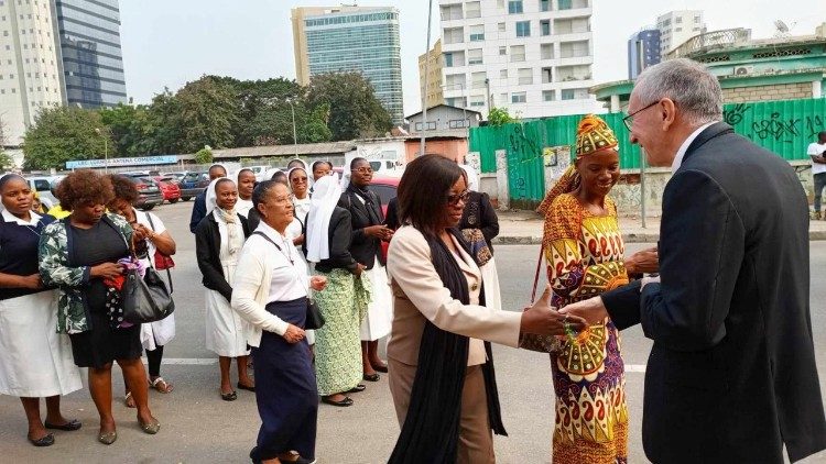 2023.08.14 Kardinali Parolin amefika Sudan Kusini na kulakiwa na baadhi ya waamini na viongozi wa Kanisa na serikali.