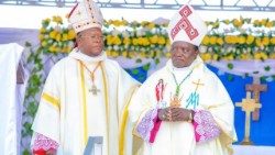 Mgr Sikuli Paluku, évêque de Butembo-Beni (RDC) avec le cardinal Fridolin Ambongo, archevêque de Kinshasa 