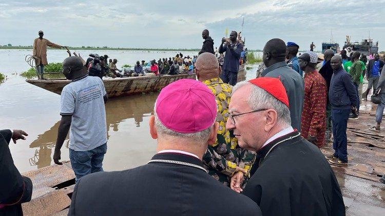 Kardinali Parolin amefanya uzoefu wa kuona wakimbizi wanaokimbia kutoka Sudan na mtumbwi