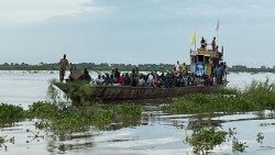 Le cardinal Parolin à Malakal au Soudan du Sud sur une barque qui transporte les réfugiés soudanais. 