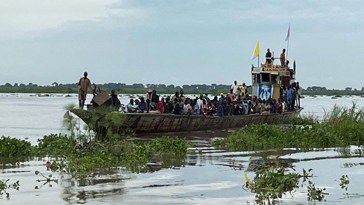 Le cardinal Parolin à Malakal au Soudan du Sud sur une barque qui transporte les réfugiés soudanais. 