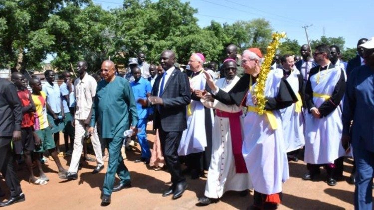 Прибытие госсекретаря Ватикана кардинала Паролина в Малакаль (Южный Судан, 16 августа 2023 г.)