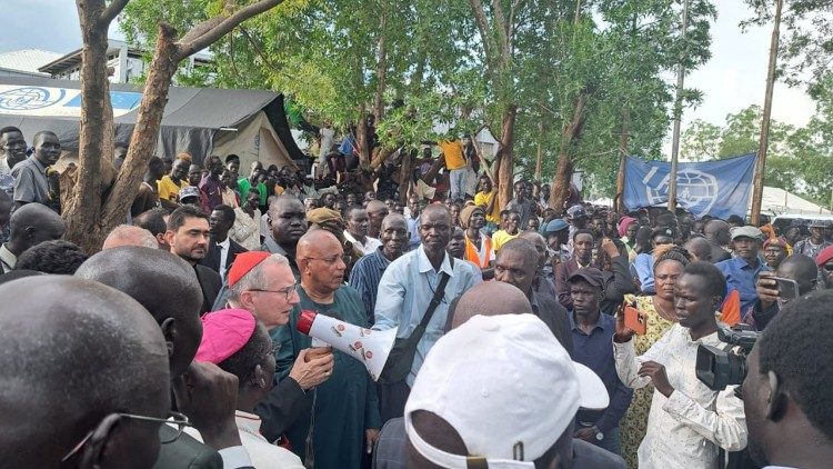 cardinale Parolin incontra a Malakal, in Sud Sudan, i rifugiati e gli sfollati