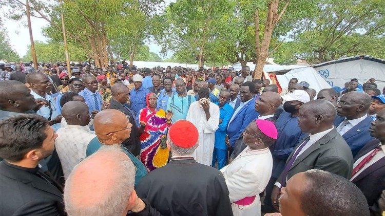 Kardinali Parolin akiwa katikati ya wakimbizi huko Malakal , Sudan Kusini