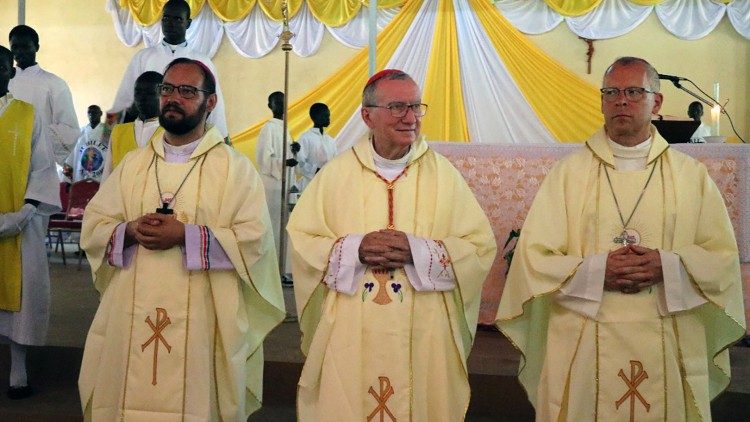 Il cardinale Parolin e monsignor Carlassare durante la messa a Rumbek