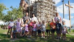  Sor Oleksia con los niños en Jarkiv