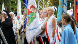 Shtegtimi i vajzave dhe i grave në Shenjtëroren e Piekary Śląskie 