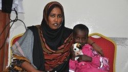 Una mamma con un bambino in attesa di una visita all'ospedale di Hargheisa, nel nord della Somalia
