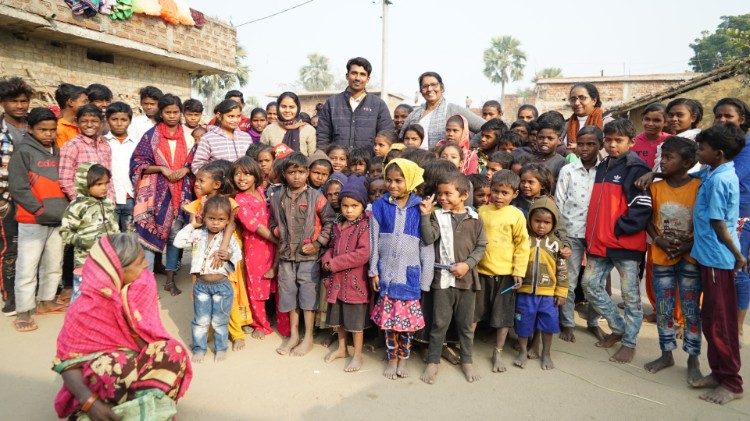 I bambini del villaggio, con suor M. Prasanthi, Abhishek Kumar e suor Rosalyn, al centro