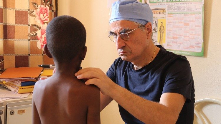 Il chirurgo Fabio Massimo Abenavoli visitando un paziente