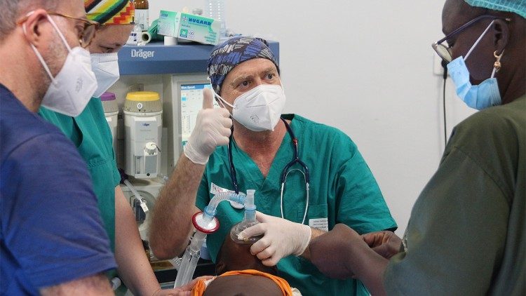 Collabroazione tra team di volontari e personale medico locale durante un intervento chirurgico in Burkina Faso