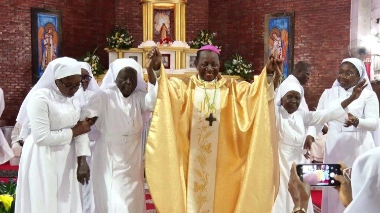 Mgr Victor Tonye Bakot, avec les Sœurs Servantes de Marie de Douala au cours de la célébration des jubilés et vœux perpétuels de 8 membres, samedi 19 août 2023 en la cathédrale de Saints Apôtres Pierre et Paul de Douala