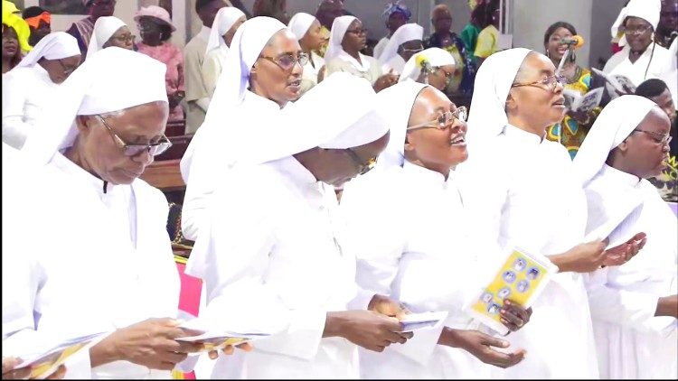 Sœurs Servantes de Marie de Douala au cours de la célébration des jubilés et vœux perpétuels de 8 membres, samedi 19 août 2023 en la cathédrale de Saints Apôtres Pierre et Paul de Douala