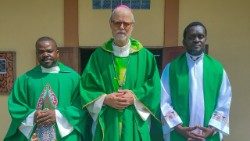 Padre João Linha, Dom Claudio Dalla Zuanna e Padre Dávio do Rosário, Beira (Moçambique)