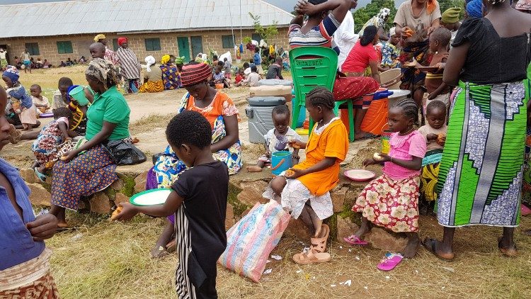 Desplazados por la violencia contra los cristianos en Nigeria reciben ayuda de elementos de primera necesidad.