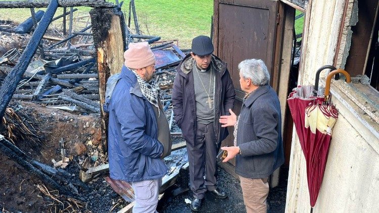 Dom Oscar García conversa com fiéis no que restou da capela após incêndio