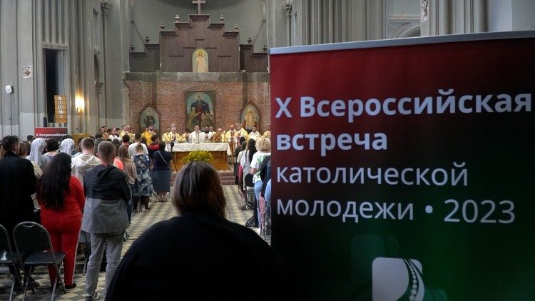 Missa em São Petersburgo reúne Juventude Católica russa