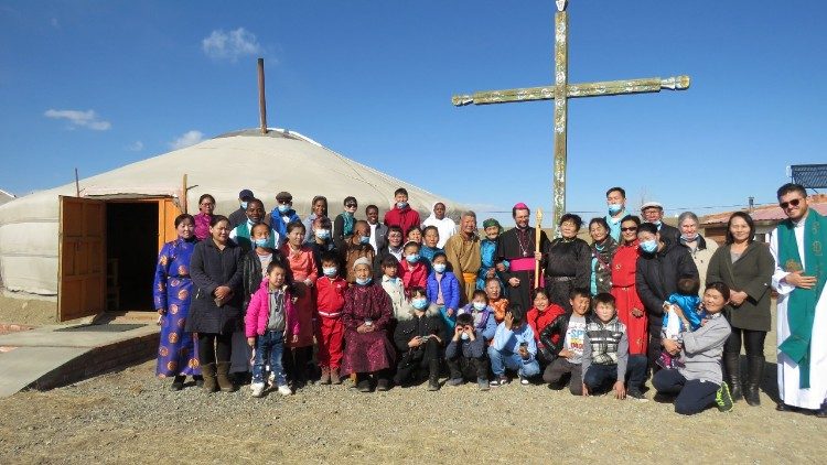 El cardenal Giorgio Marengo con los fieles de Ulán Bator