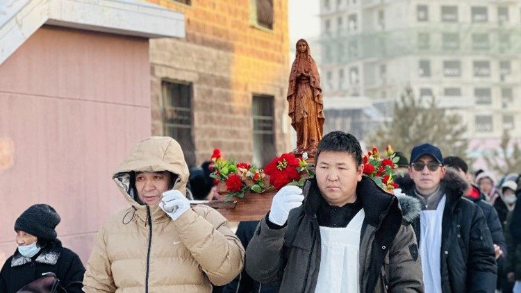 Mongolia, procesión con la estatua de María que se encontró en un vertedero