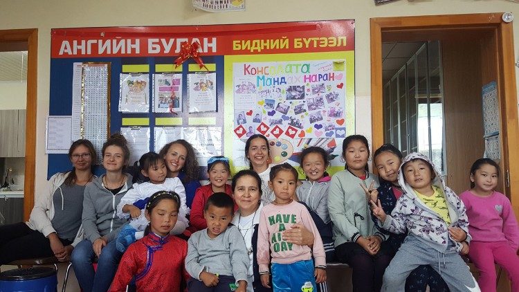 Niños mongoles con la ayuda de la iglesia.