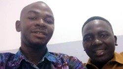 Az elrabolt Paul Sanogo atya és Dominick Mahinini melkiori szeminarista szabadulásuk után