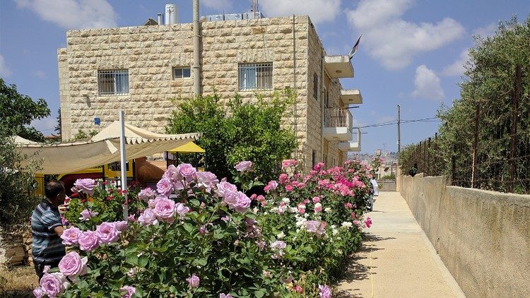 Ein Rosengarten erinnert an die Opfer der ersten Intifada