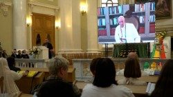 Papst Franziskus spricht bei dem X. nationalen russischen Jugendtreffen in St. Petersburg zu den Teilnehmern 
