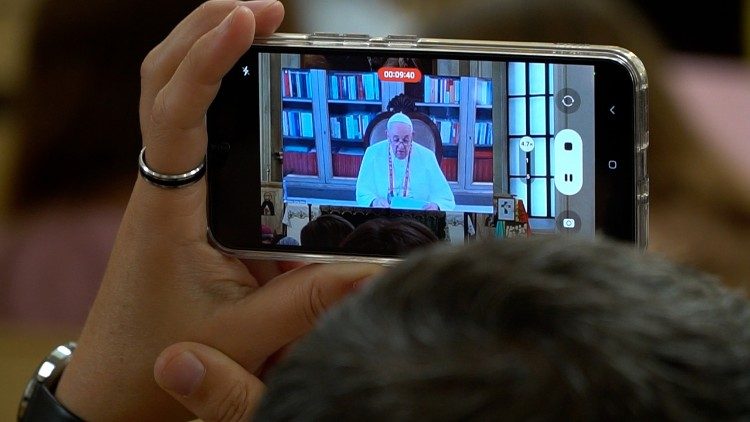 Papst Franziskus auf einem Handybildschirm